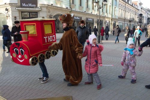 Казанның Бауман урамында Казан яшь тамашачы театры бәйрәм оештыра