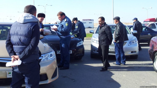 Төркмәнстанда туй мәҗлесендә исерткеч эчемлекләр кулланган өчен штраф сала башладылар