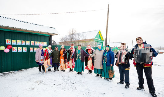 «Кети-кети» уеннары, матурлап үтүкләнгән кошлар, мунчадагы гармунчылар яки каз өмәсе